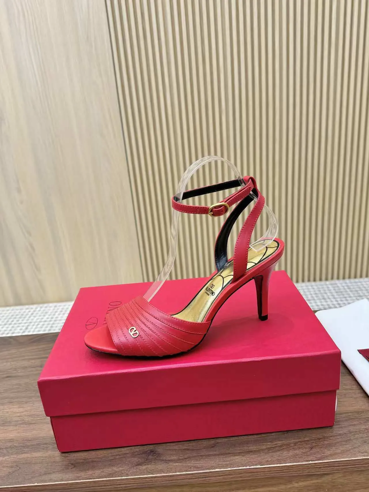 👟👟Ex-factory price 440👟👟 Genuine leather sole +40 Top version 𝑉𝐴𝐿𝐸𝑁𝑇𝐼𝑁𝑂 Valentino new spring and summer women's sandals worth buying ★Absolutely high-grade ❥Original method Absolute sensibility ❥Elegant style Create a different feeling Simple temperament style!  Code number: 35-41 (34-42 customized) Fabric: Imported sheepskin Lining: Lined sheepskin Heel height: 8 cm Leather outsole Rubber outsole